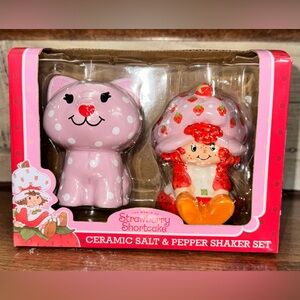 Cute 🥰 Strawberry 🍓 Shortcake & Custard 🐈 Ceramic Salt and Pepper Shakers - New